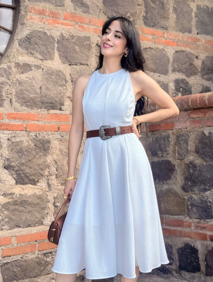 Vestido semi largo, de algodón, color blanco marfil.