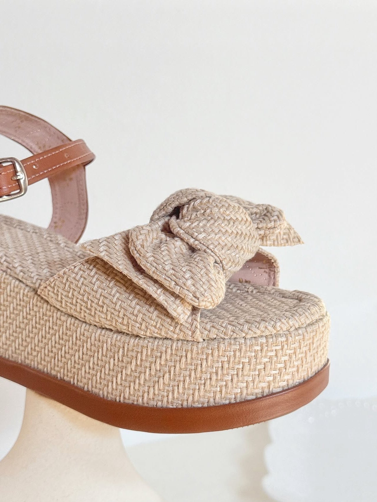 Sandalias con plataforma, de 6cm de altura, color beige con diseño de moña.