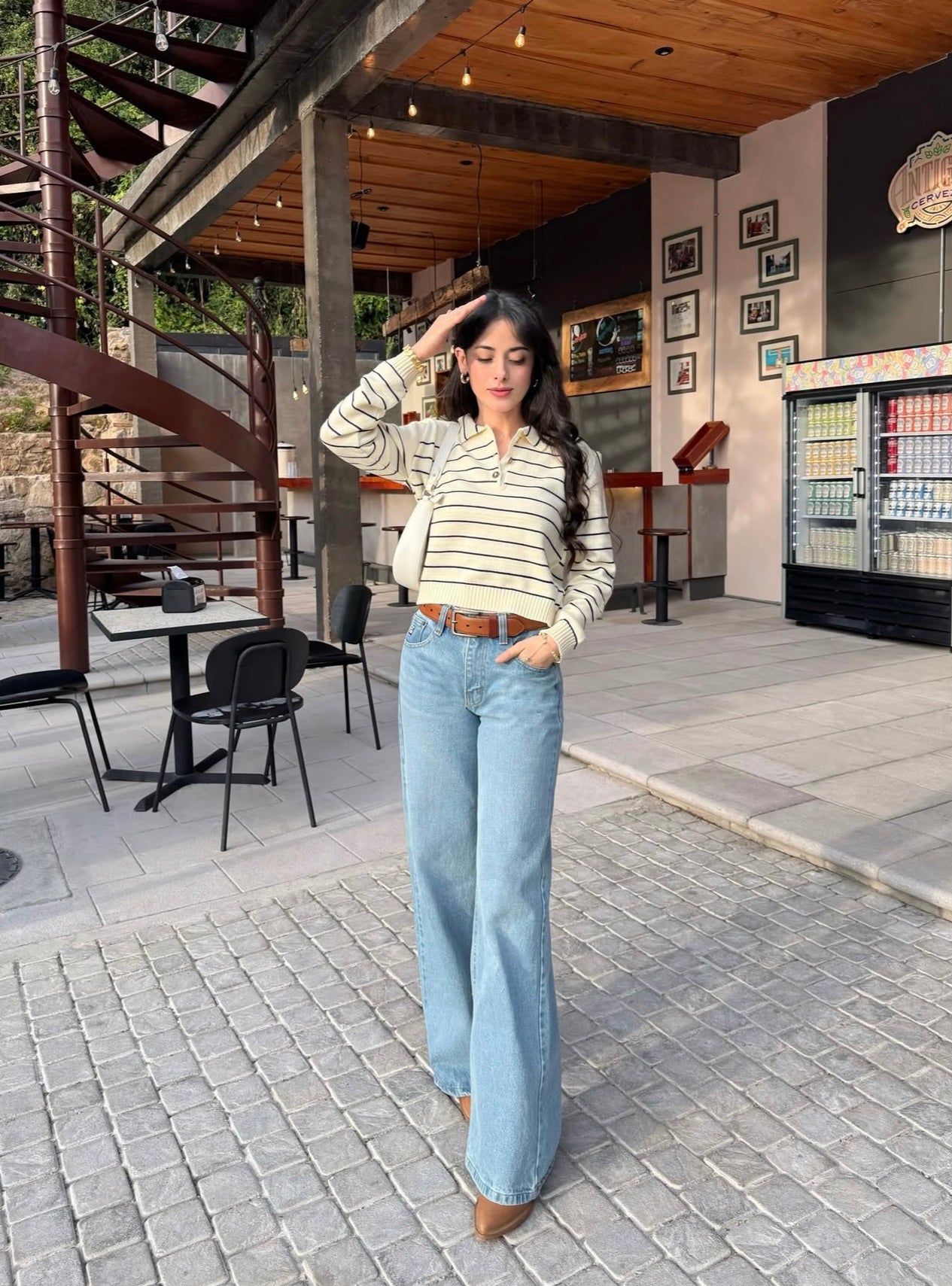 Suéter para dama, diseño especial, de lana, cuello formal y botones.