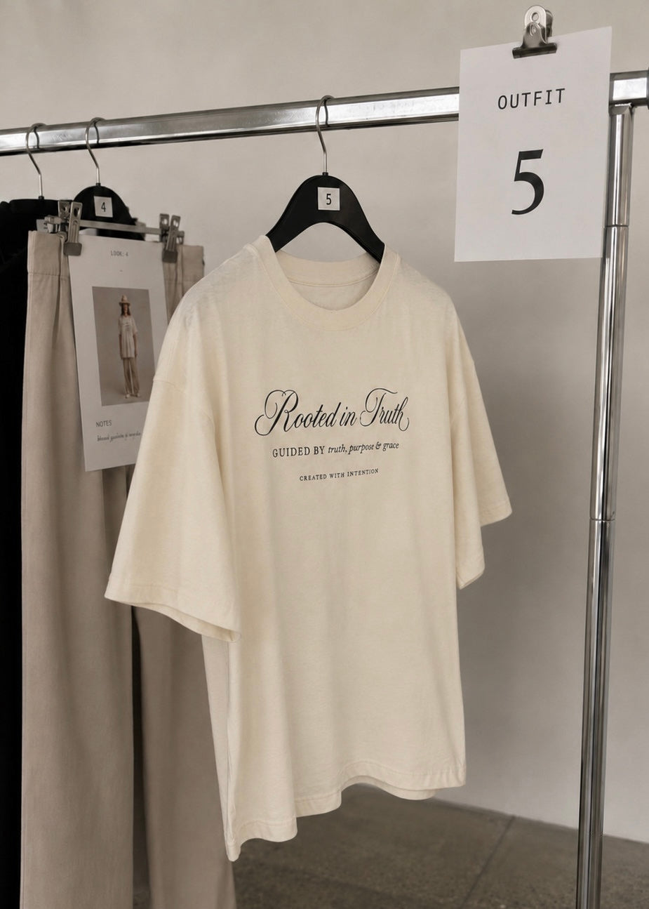 "Rooted in Truth", blusa tipo t-shirt, de edición especial, para dama, diseño oversize, tonalidad crema.
