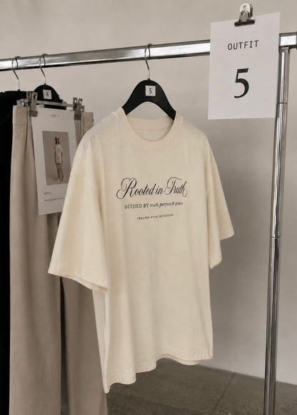 "Rooted in Truth", blusa tipo t-shirt, de edición especial, para dama, diseño oversize, tonalidad crema.