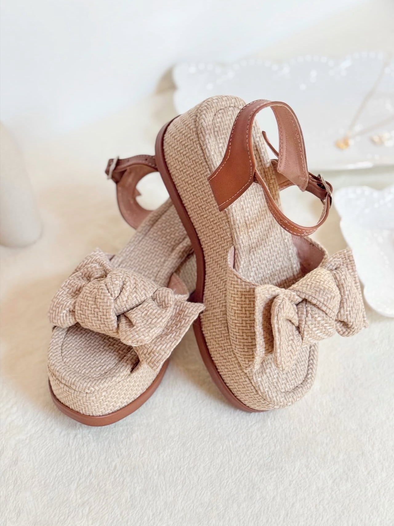 Sandalias con plataforma, de 6cm de altura, color beige con diseño de moña.