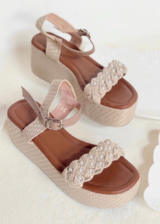 Sandalias con plataforma, de 6cm de altura, diseño trenzado y perlas blancas.